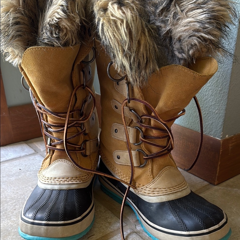 Sorel Tan and Black Winter Boots with Fur Lining